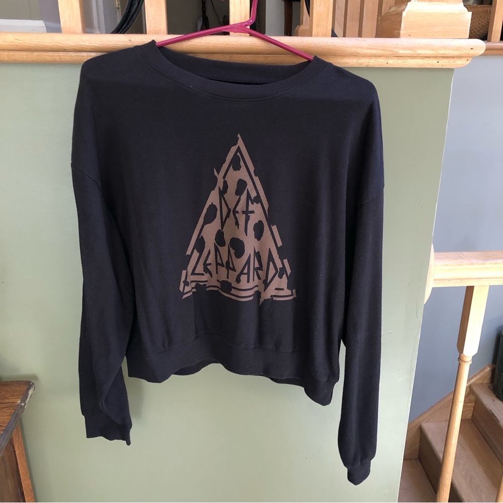 NWOT Def Leppard black/brown cropped long sleeve sweatshirt. Size XL